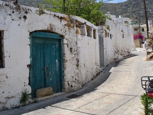 Typical street in Koutouloufari. 